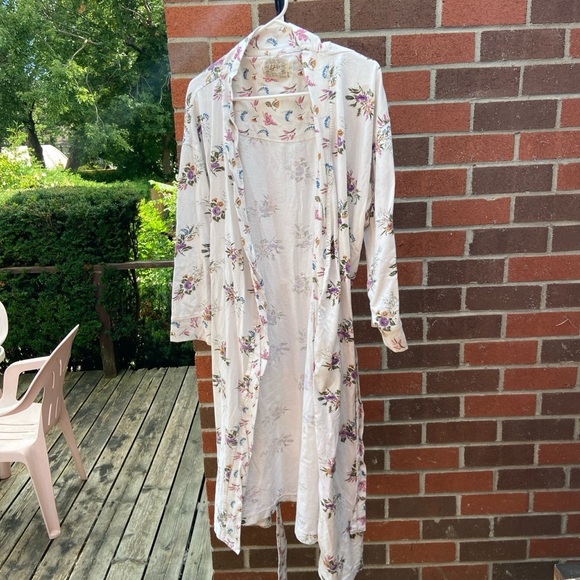 Vintage White Floral robe with tie waist - Picture 2 of 8
